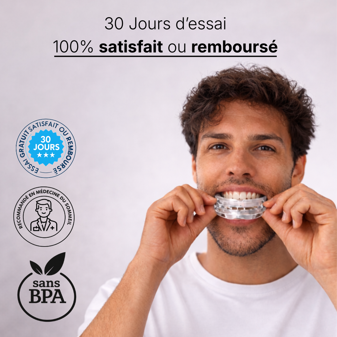 Homme tenant l'orthèse anti-ronflement CalmNox - 30 jours d'essai 100% satisfait ou remboursé - sans BPA - recommandé en médecine du sommeil